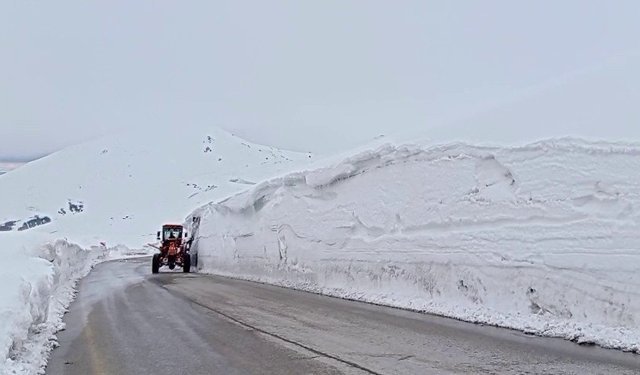 Erzurum'da 2 bin 885 rakımlı zorlu sınav: Palandöken Geçidi'nde kar ve tipi mesaisi