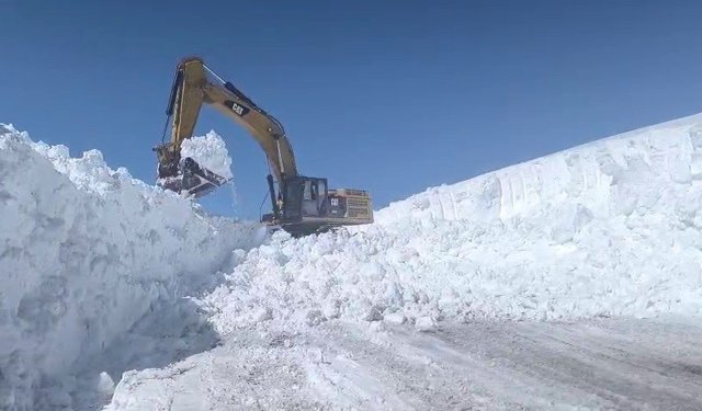 Erzurum'da 2 bin 900 rakımda karla mücadele