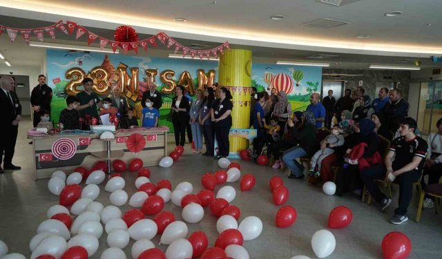 Hastanede 23 Nisan sevinci: Minik kahramanların yüzü güldü