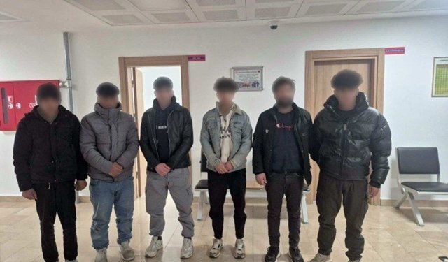 Kaçak Göçmenler Otomobil Bagajında Yakalandı