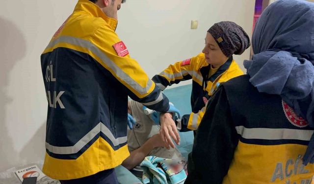 Komşusunun baltalı saldırısından babasını kurtardı, kendi yaralandı