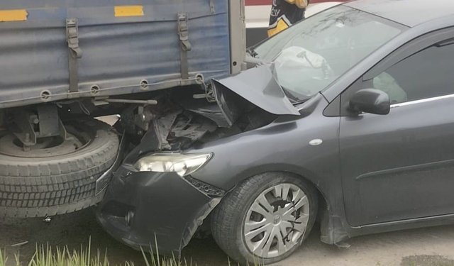 Otomobil park halindeki tıra çarptı: 5 yaralı