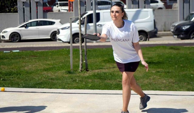 Sağlık çalışanları kortta buluştu: Hareketli yaşam için raketler konuştu