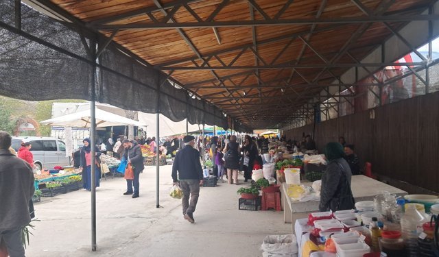 Ardanuç Pazarı’nda Sessiz Kalabalık