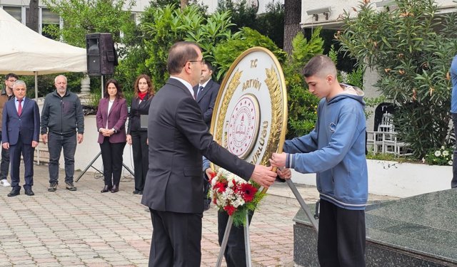 Atatürk Anıtı’na Çelenk Sunuldu