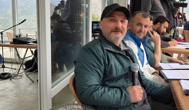 Mikrofonun Ardındaki Yürek