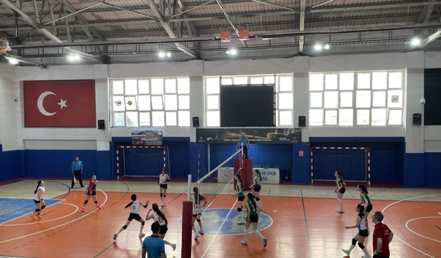 Genç Kızlar Voleybol Grup Müsabakaları Başladı