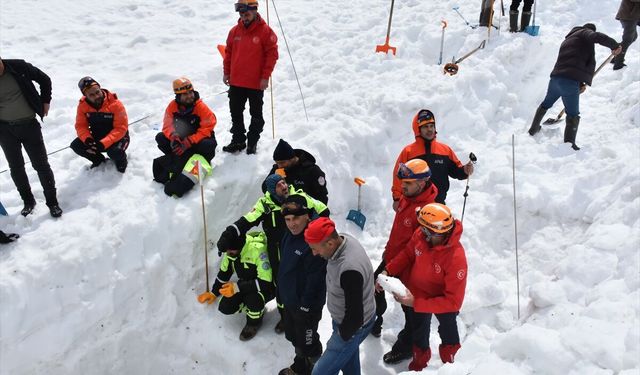 Çığ Altında Kalan Çobanı Arama Çalışmalarına Devam Edildi