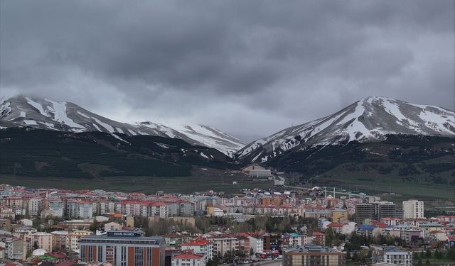 Erzurum'da mayıs ortasında yağan kar vatandaşları şaşırttı