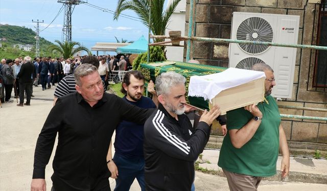 Giresun'daki trafik kazasında ölen aynı aileden 5 kişinin cenazesi toprağa verildi