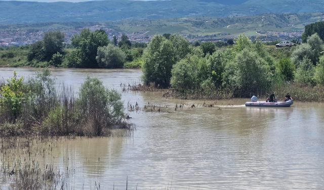 Kelkit Çayı'na düşen 2 genci arama çalışmaları sürüyor