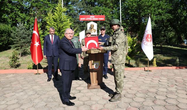 Milli Savunma Bakanı Güler, Edirne'de Mehmetçikle bayramlaştı: