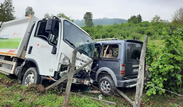 Ordu'da çöp kamyonu ile hafif ticari aracın çarpıştığı kazada 3 kişi yaralandı