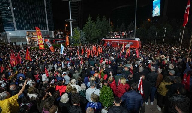 Özgür Özel, CHP Genel Merkezi önünde toplananlara seslendi:
