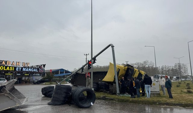 Samsun'da devrilen tırın sürücüsü yaralandı