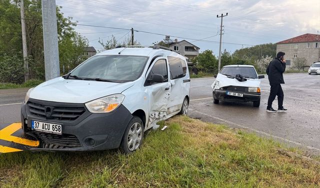 Samsun'da iki otomobilin çarpıştığı kazada 3 kişi yaralandı