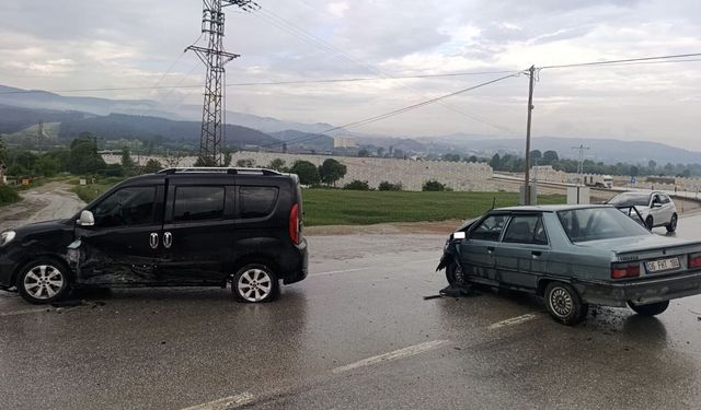 Sinop'ta otomobille hafif ticari aracın çarpıştığı kazada 3 kişi yaralandı