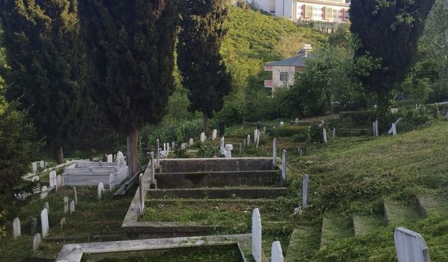 Trabzon'da bayram öncesi mezarlıklarda temizlik ve bakım yapıldı