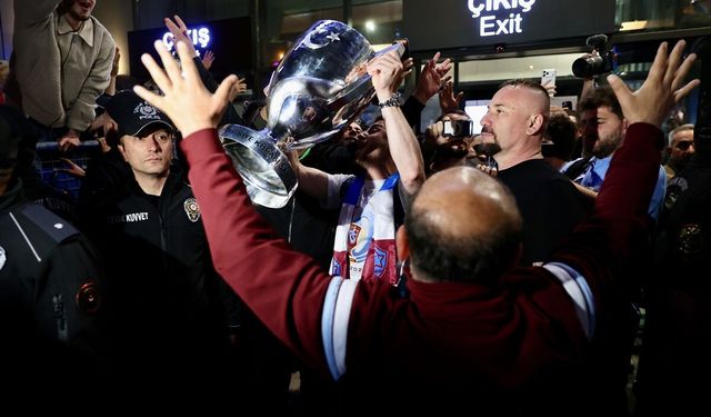 Trabzonspor taraftarları kupa şampiyonu takımlarını coşkuyla karşıladı