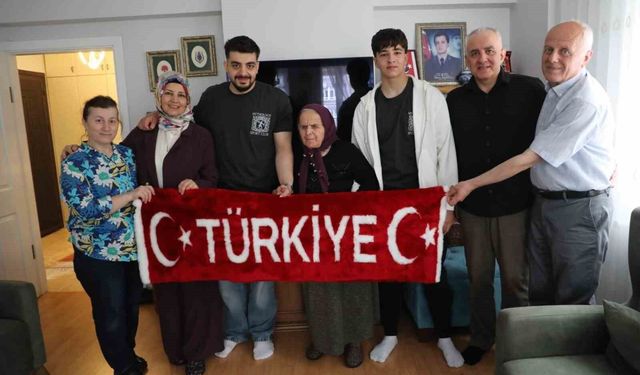 90 yaşındaki şehit annesini duygulandıran hareket