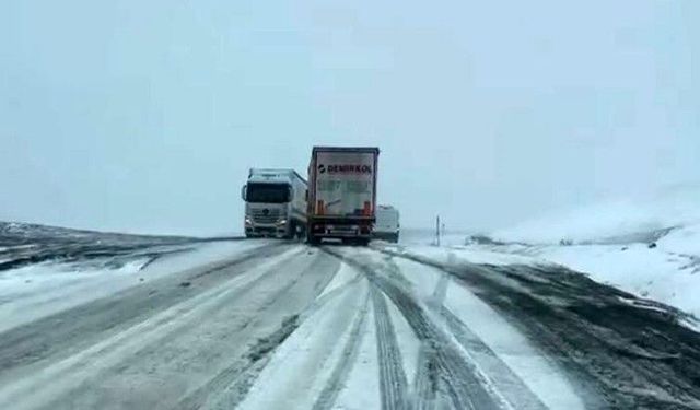 Kar ve tipi bastırdı, araçlar yolda kaldı