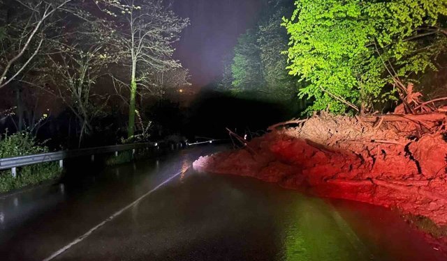 Ordu'da heyelan nedeniyle yol ulaşıma kapandı