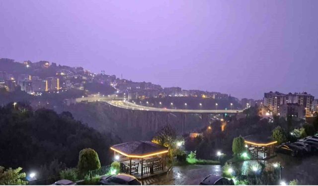 Trabzon'da yağmurla birlikte çakan şimşekler gökyüzünü aydınlattı