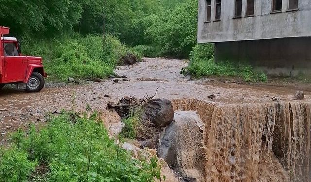 Artvin’de Sağanak Taşkın ve Heyelanlara Neden Oldu