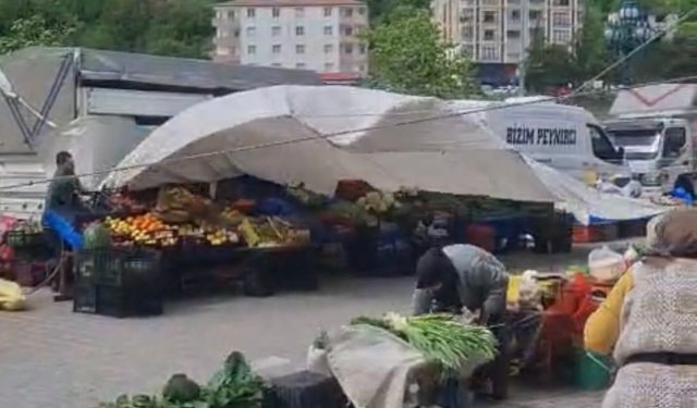 Şiddetli Rüzgar Semt Pazarını Vurdu