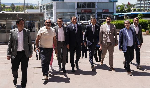 CHP'de olağanüstü kurultay talep eden 833 delegenin imzası genel merkeze teslim edildi