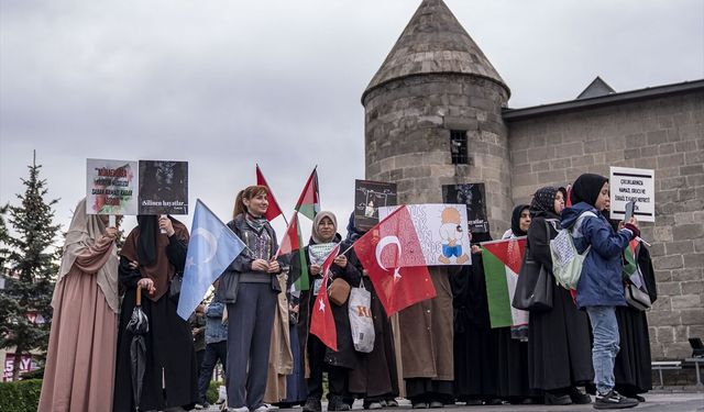 Erzurum'da sağlıkçılar sessiz yürüyüşlerini 134. haftada sürdürdü