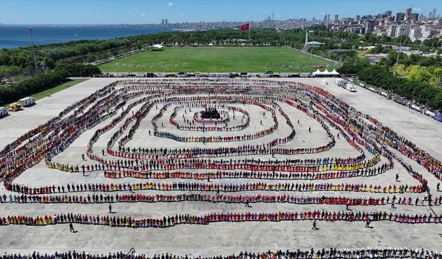 İstanbul'da 5 bin kişi aynı anda horon oynayarak Guinness Rekorlar Kitabı'na girdi