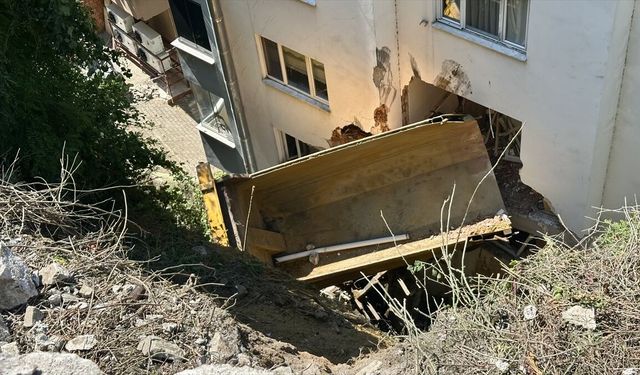 Kamyonun istinat duvarından devrilip bir apartmana çarptığı kazada 2 kişi yaralandı