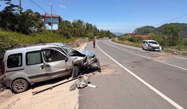 Ordu'da iki araç ve motosikletin karıştığı kazada 7 kişi yaralandı