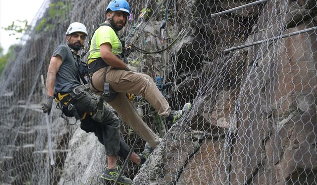 Ordu'da 'örümcek adamlar' yamaçları çelik ağlarla örüyor