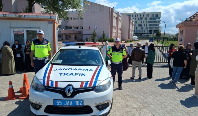 Samsun'da sınav için yanlış binaya giden öğrenciye jandarma yardımcı oldu