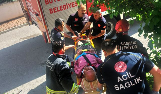 Samsun'da sundurmanın üzerine düşen kişiyi itfaiye kurtardı