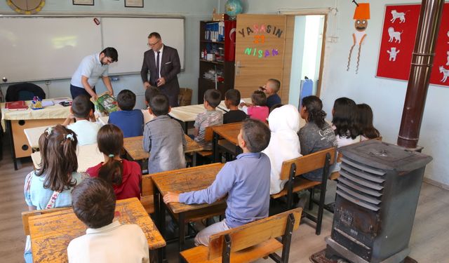 Yumruklu kavga köy okulundaki çocukları sevindiren uzlaşmayla sonuçlandı
