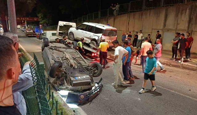 Kontrolden çıkan otomobil park halindeki araçlara çarpıp takla attı: 2 yaralı