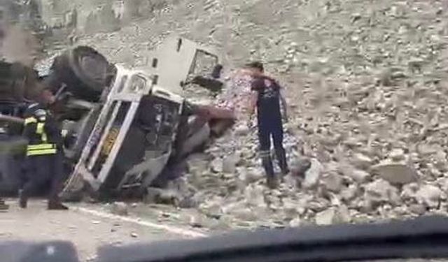 Erzurum'da feci kaza: Freni patlayan tırdan atlayan sürücü öldü, 2 kişi yaralandı