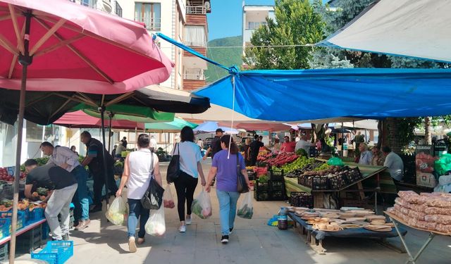 Artvin Semt Pazarında Etiketler İndi