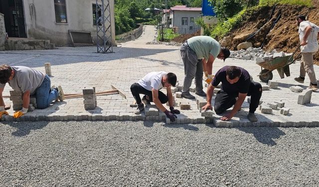 Artvin’de köy mahalle yollarına kilitli parke taşı