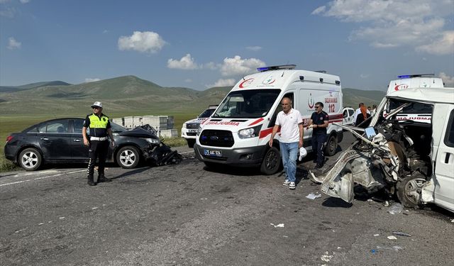 Ardahan'da otomobil ile panelvan çarpıştı, 7 kişi yaralandı