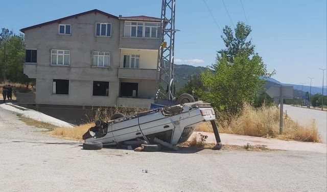 Boyabat'ta devrilen otomobilin sürücüsü yaralandı