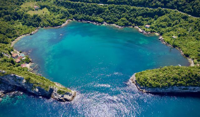 Gideros Koyu doğal güzelliğiyle ziyaretçilerini ağırlıyor