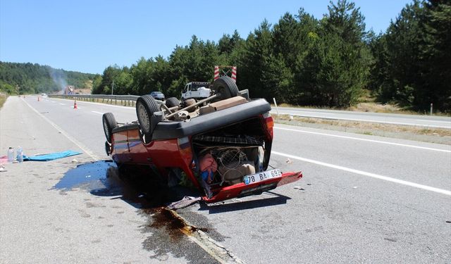 Kastamonu'da devrilen otomobildeki 3 kişi yaralandı