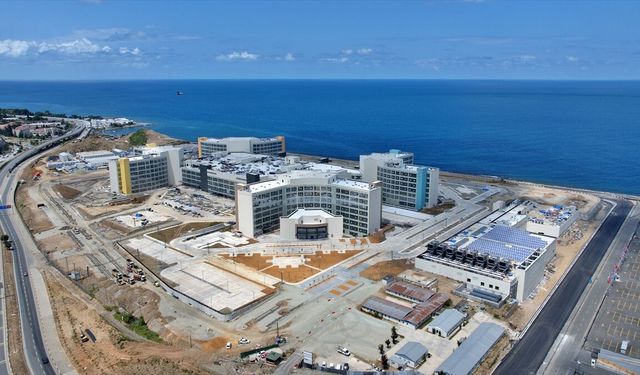 Sağlık Bakanı Memişoğlu, Trabzon Şehir Hastanesi inşaatında incelemelerde bulundu: