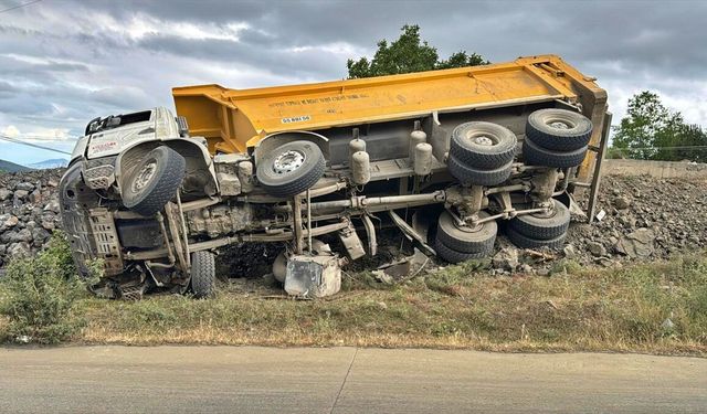 Samsun'da devrilen kamyonun sürücüsü hayatını kaybetti
