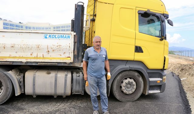 Tırın motor kısmından kurtardığı yavru kediyi kızının yardımıyla annesine kavuşturdu