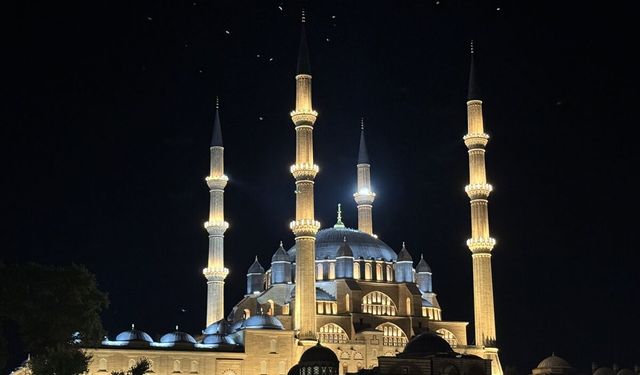 Ülke genelindeki camilerde sela okundu